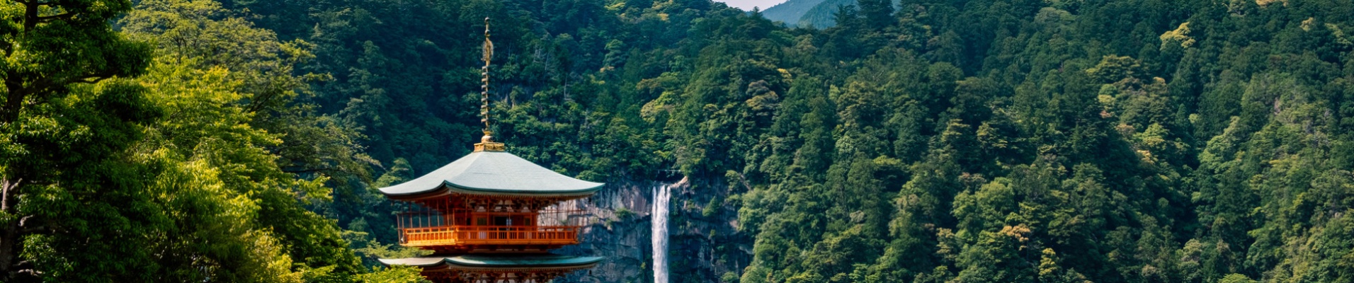 Pagode Seiganto-ji avec la cascade Nachi no Taki, Wakayama, Japon