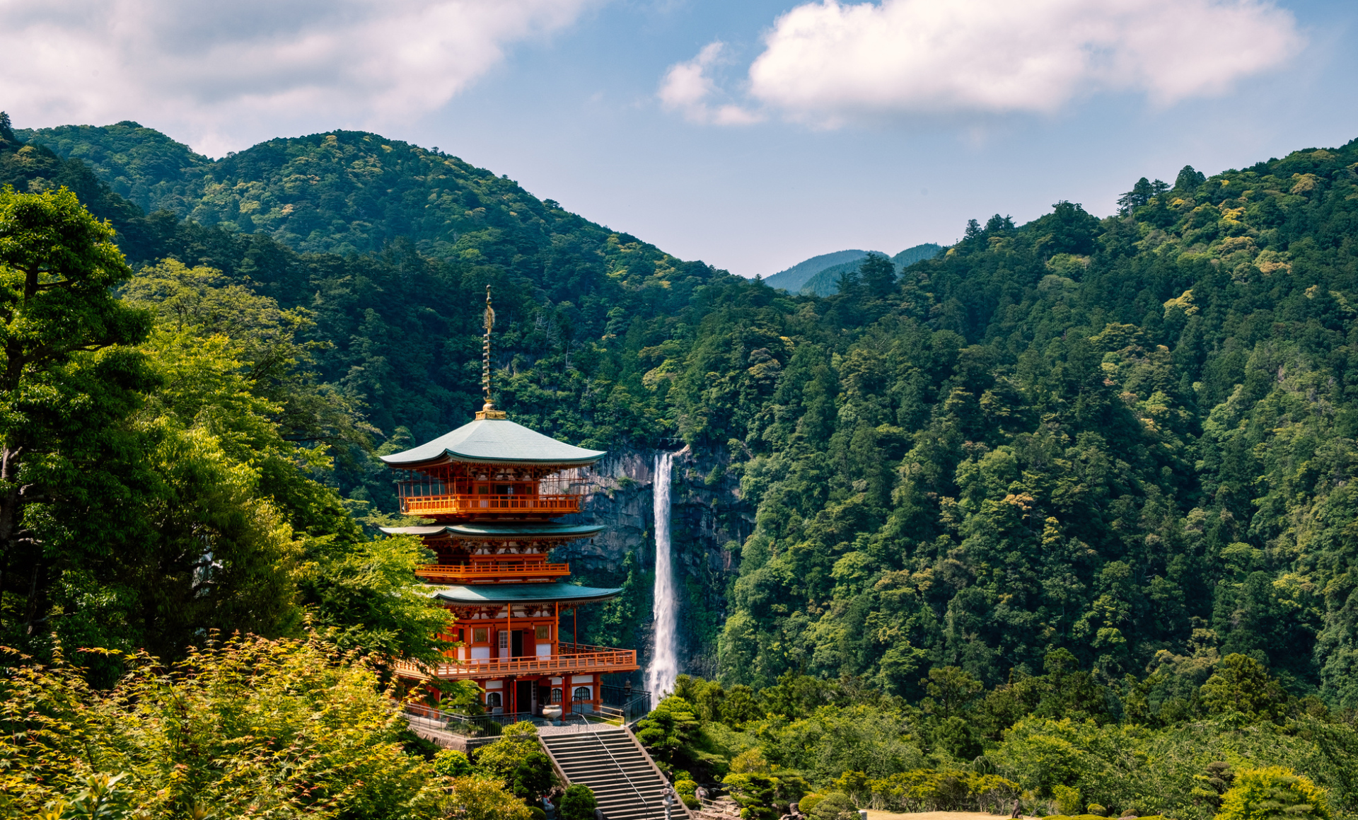 Pagode Seiganto-ji avec la cascade Nachi no Taki, Wakayama, Japon