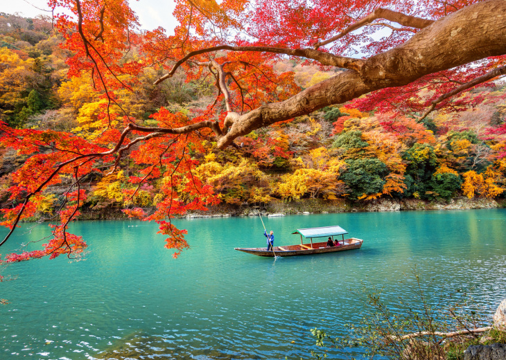 Bateau sur la rivière Arashiyama, automne, Japon