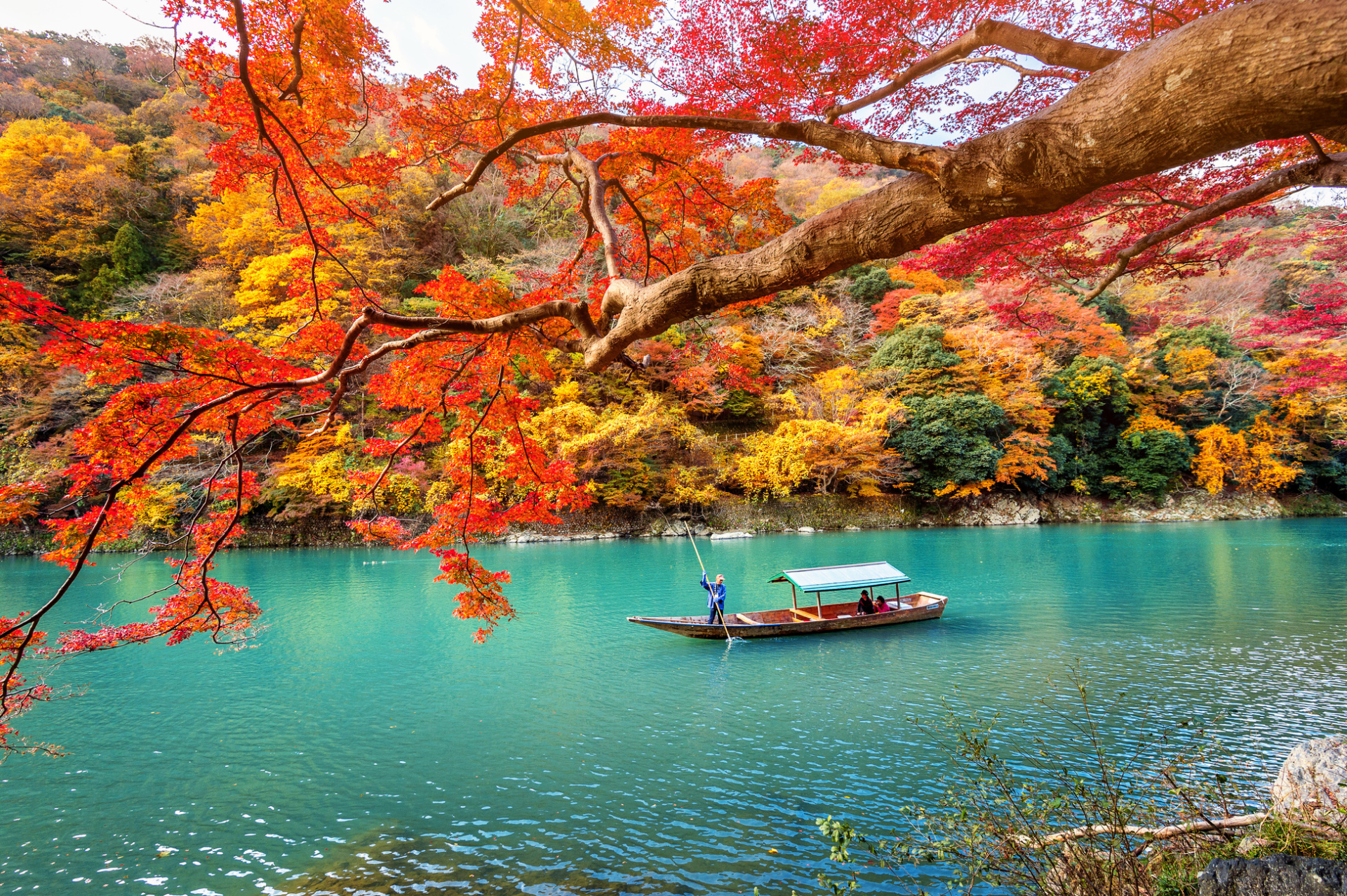 Bateau sur la rivière Arashiyama, automne, Japon