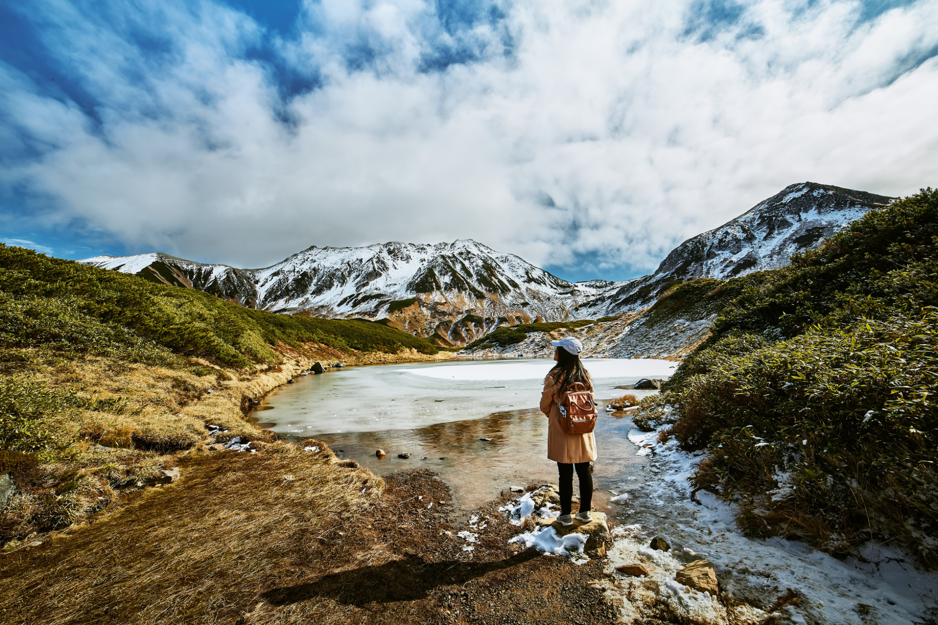 Femme à Teyama-Kurobe ou route alpine, Japon