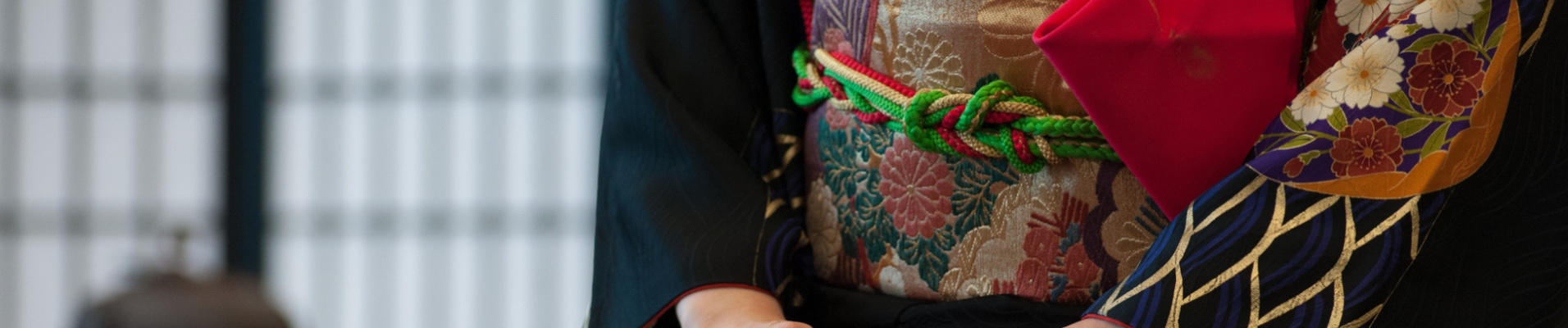 Femme en tenue tradtionelle pendant une cérémonie du thé