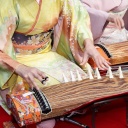 Femme et Koto, Japon