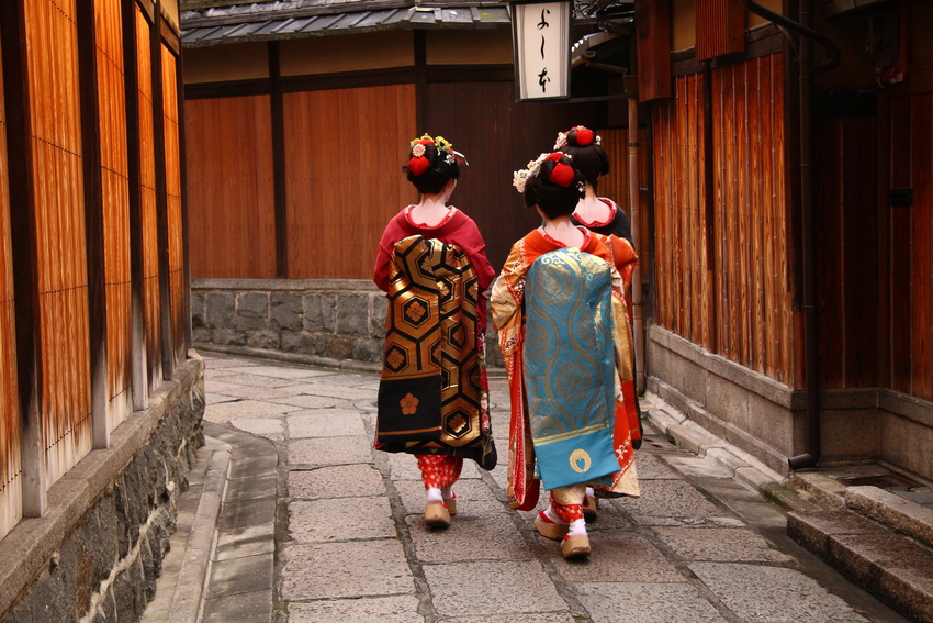 Geishas dans le quartier de Gion, Kyoto