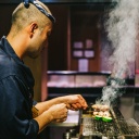 Homme cuisinant des yakitori