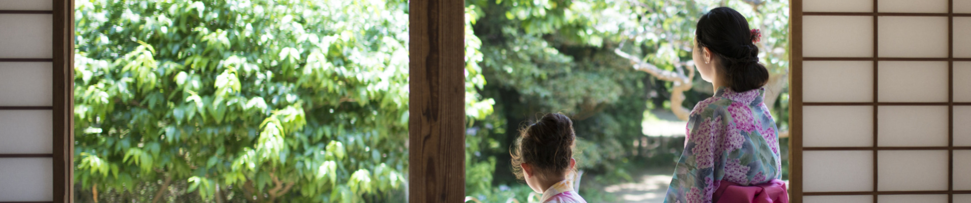 Mère et fille japonaises dans un temple, Japon