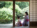 Mère et fille japonaises dans un temple, Japon
