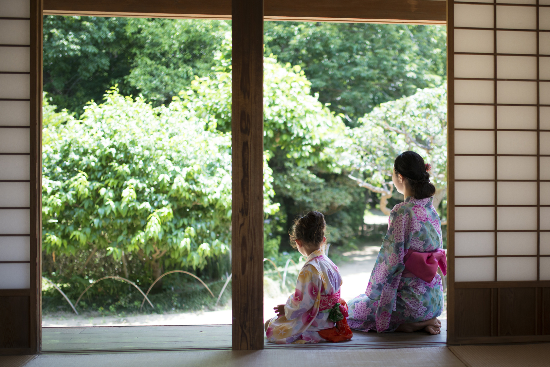 Mère et fille japonaises dans un temple, Japon