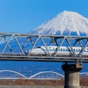 Train Shikansen devant le mont Fuji
