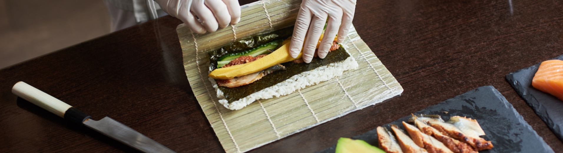 Chef japonais préparant des sushis