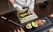 Chef japonais préparant des sushis