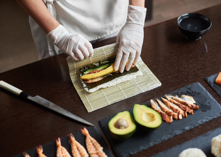 Chef japonais préparant des sushis