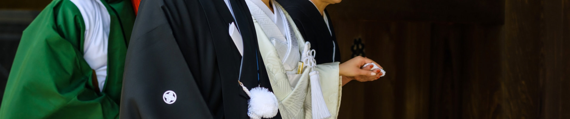 Mariés japonais devant un temple, Tokyo