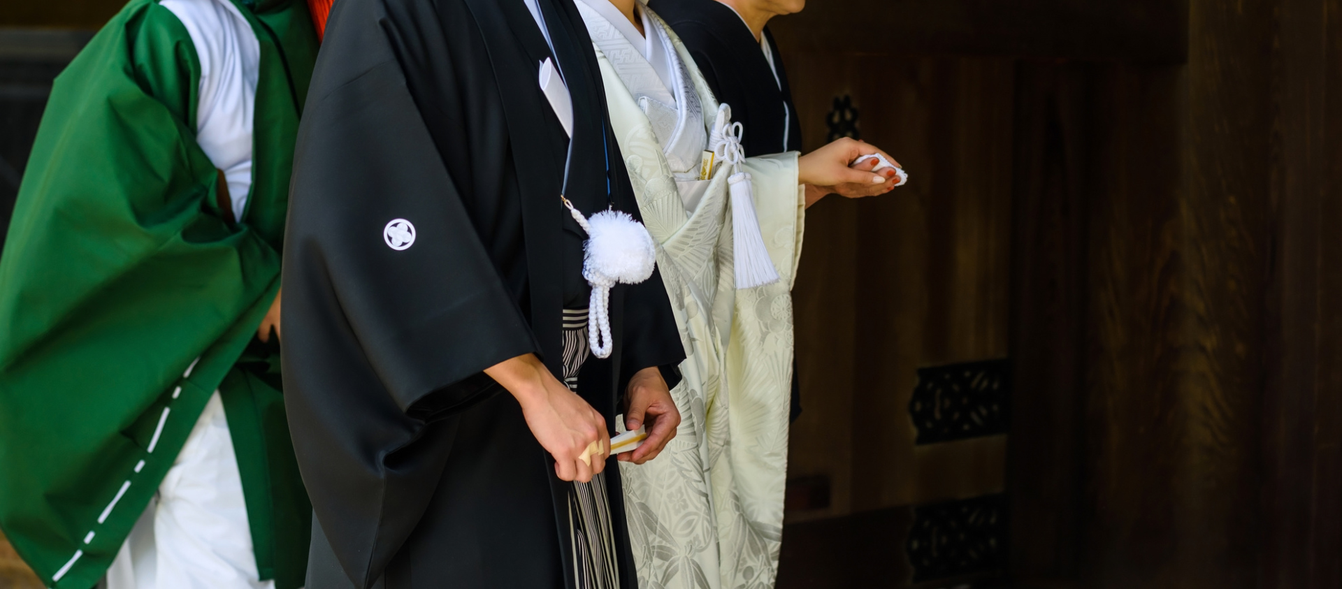 Mariés japonais devant un temple, Tokyo