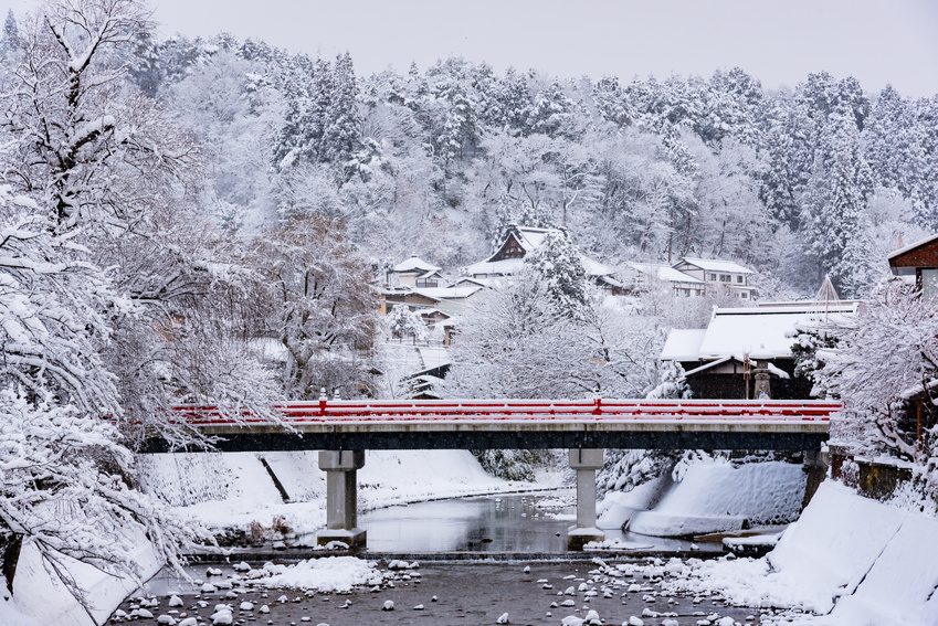Pont de Takayama sous la neige