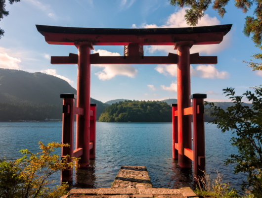 Tori rouge sur le lac Ashi