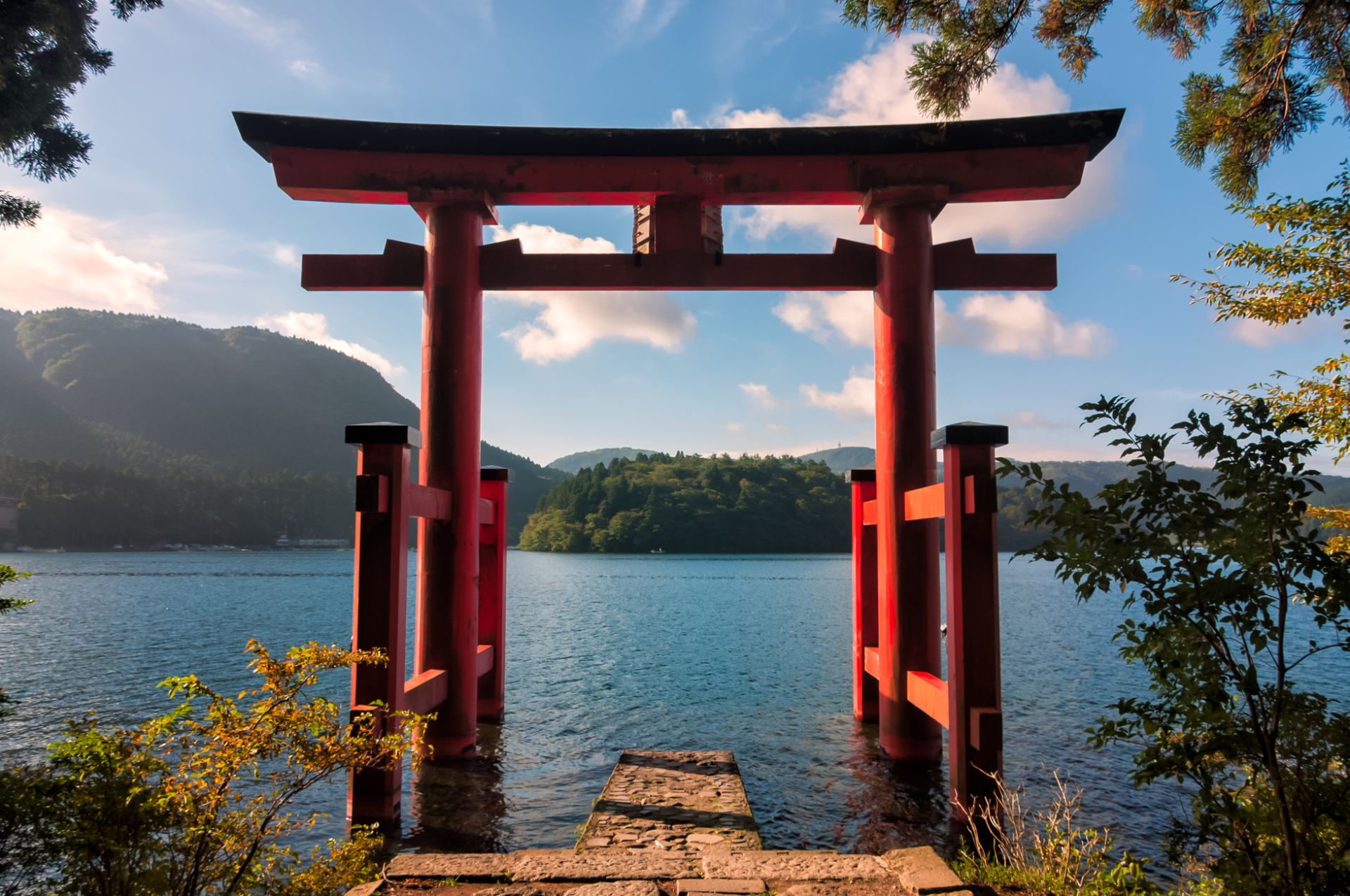 Tori rouge sur le lac Ashi